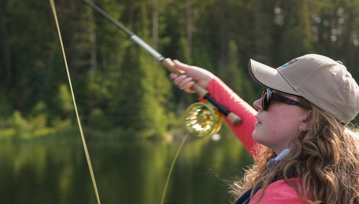 Pêche de la truite à la mouche en ruisseau avec une canne longue