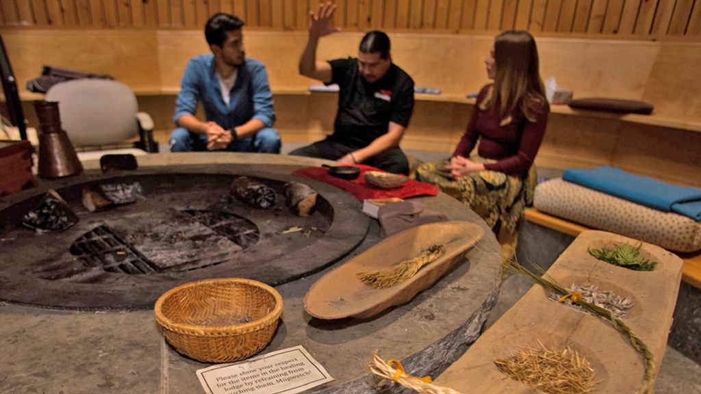 Los visitantes disfrutan de un recorrido cultural indígena en la isla Manitoulin.