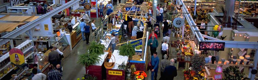 Covent Garden Market tiene islas que la gente compra alimentos y artículos para el hogar.