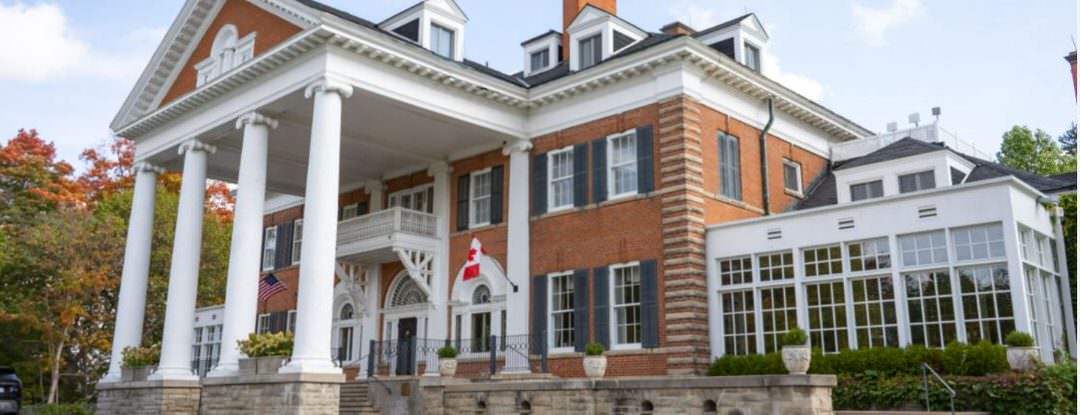 Fassade der Langdon Hall, hohe weiße Säulen, die den majestätischen Eingang zeigen