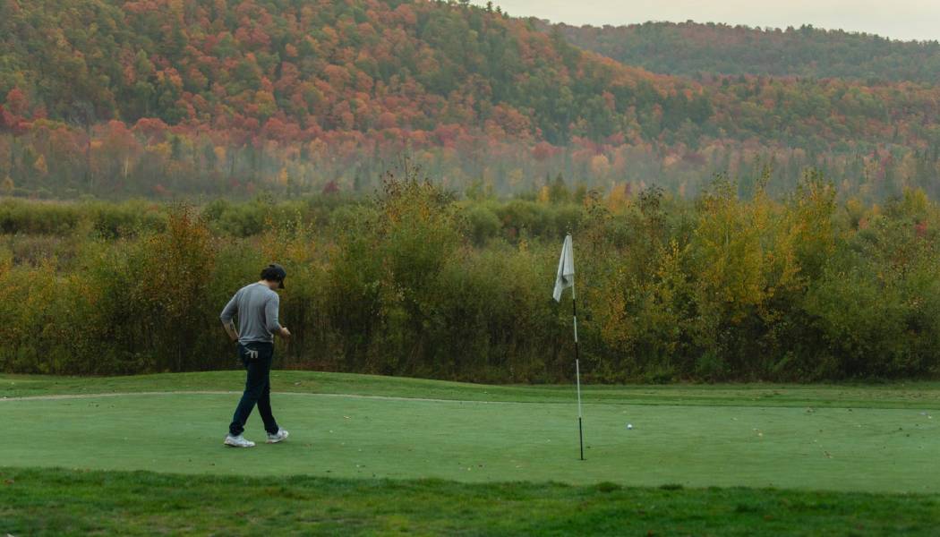 Ein Mann spaziert auf einem malerischen Golfplatz in Sault Ste. Marie.