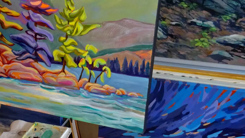 色鮮やかな風景画を描く地元の芸術家の作業場。