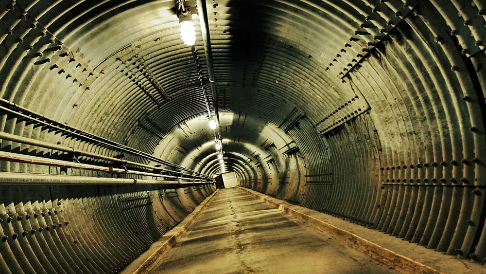Un pasaje subterráneo poco iluminado en el Museo Diefenbunker.