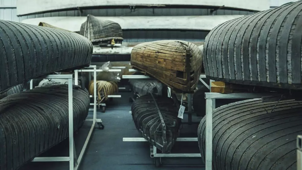 カヌー博物館に展示されているビンテージカヌーのコレクション。