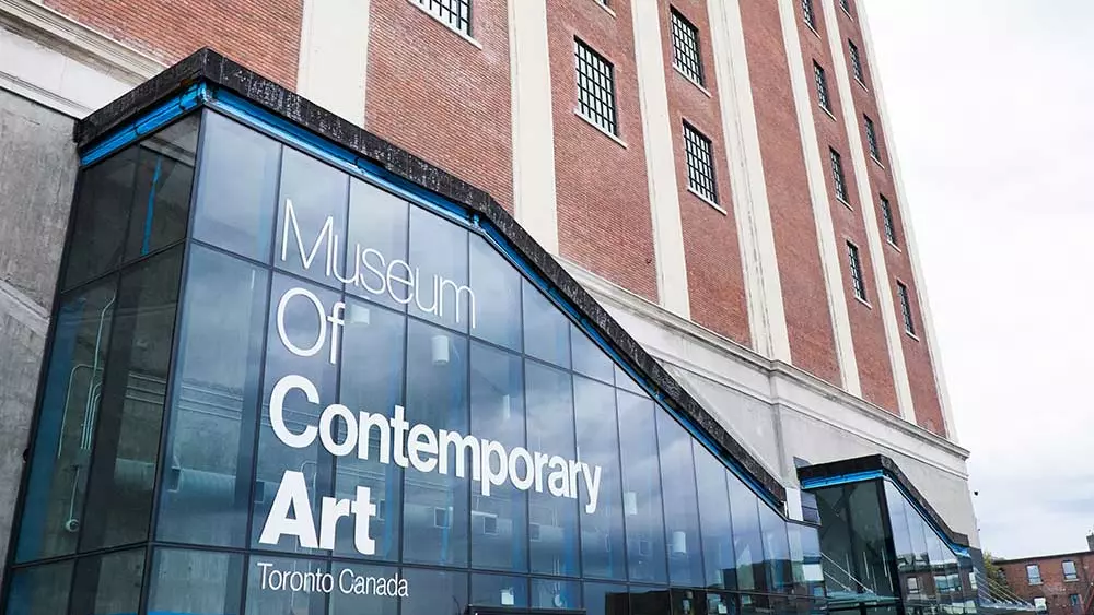 ガラスの入り口がある背の高い茶色の建物