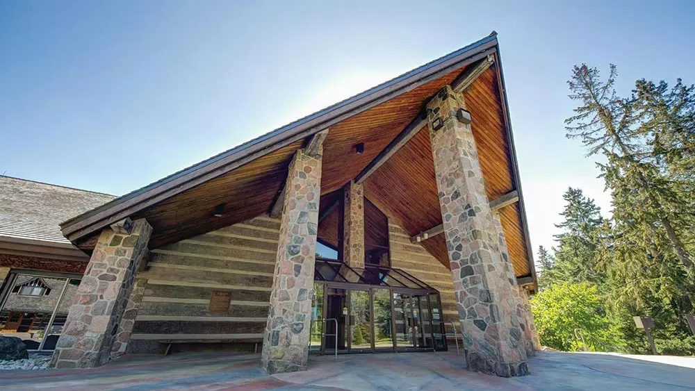 La entrada a la Colección de Arte Canadiense McMichael.