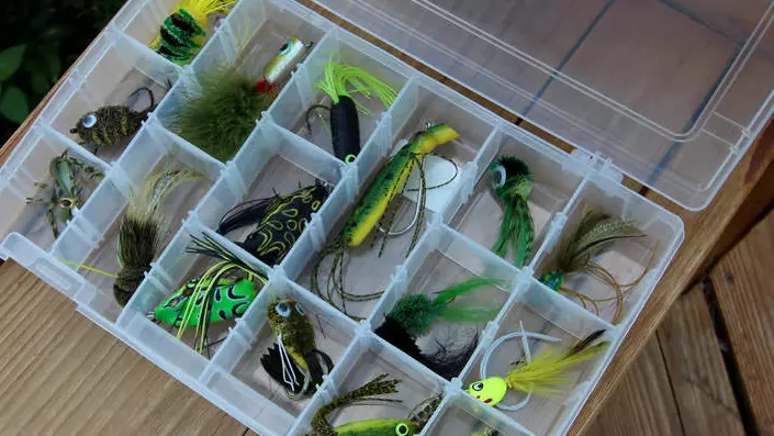 다양하고 화려한 낚싯 미끼가 담긴 플라스틱 상자.