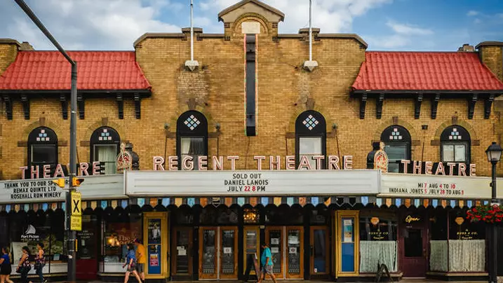 Regent Theatre in Picton, Ontario, ein denkmalgeschütztes Steingebäude mit einem nostalgischen Vordach, das zeitlosen Charme und historische Eleganz ausstrahlt.