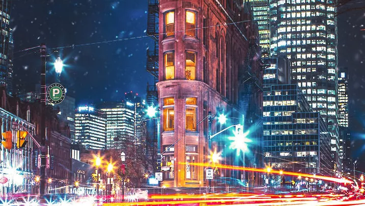 Fotografía nocturna de un edificio histórico en el centro de Toronto.