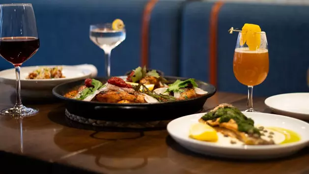 Une table dressée avec de la nourriture et des boissons.