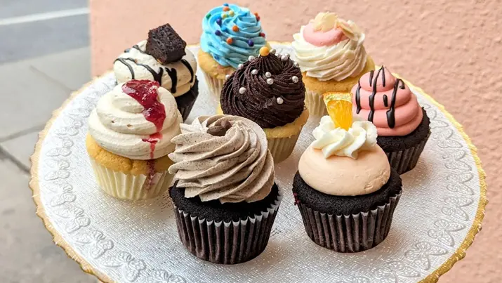 Ein Teller mit dekorierten Cupcakes