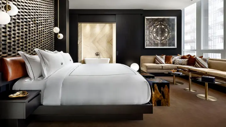 Ein luxuriöses großes Bett in einem Hotelzimmer.