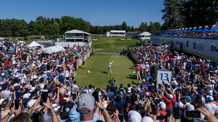 골프를 치는 남자를 지켜보는 군중