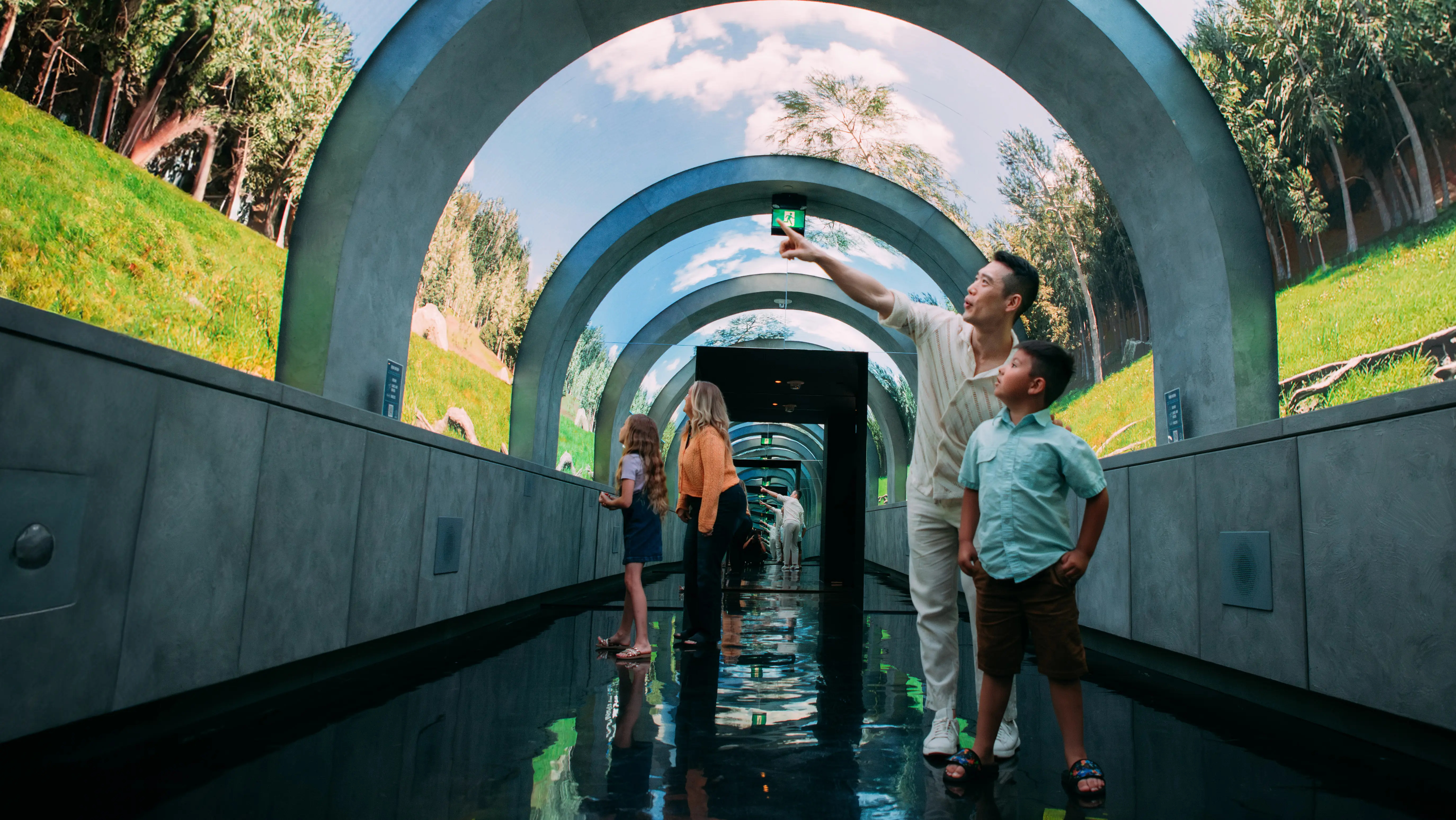 Besucher bewundern die Projektion im Tunnel.