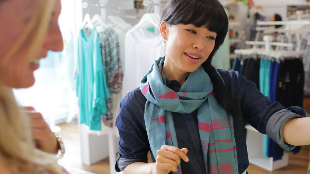 Dos mujeres comprando ropa en el mercado ByWard del centro de Ottawa.
