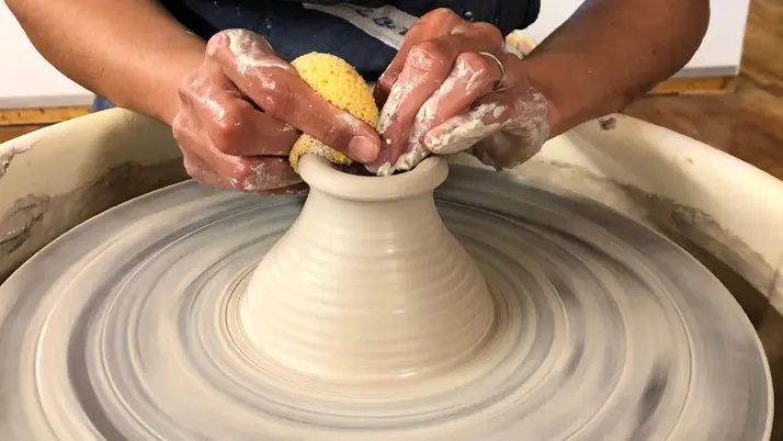 Eine Frau in einem Töpferkurs.