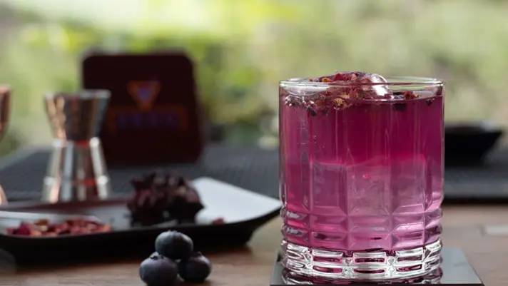 Una bebida en una mesa