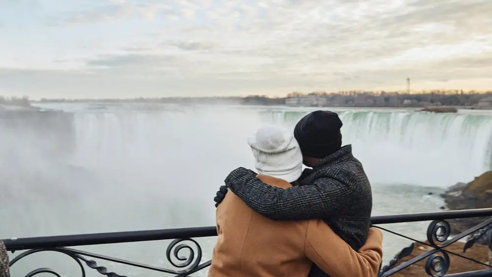 冬のナイアガラの滝で抱き合うカップル。