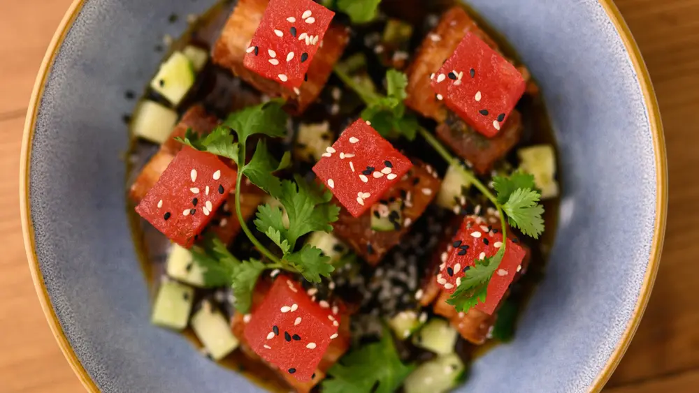 Un colorido plato de ensalada en el restaurante Tomlin en Thunder Bay.