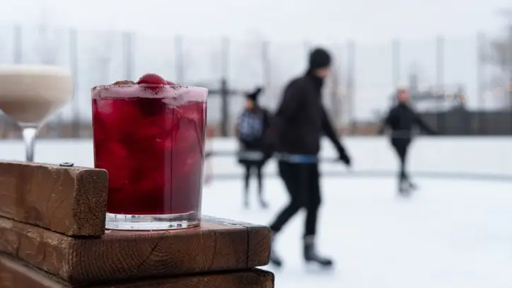 테이블 위에 놓인 음료와 배경에서 스케이트를 타는 사람들