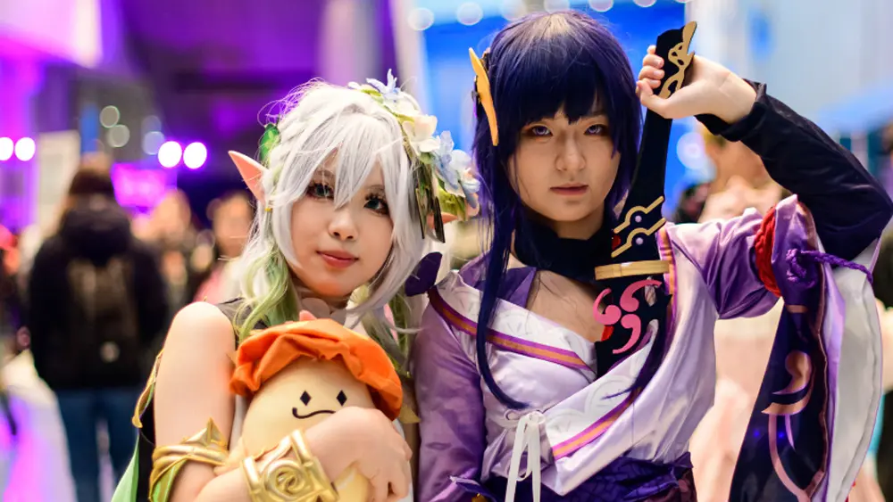 Dos mujeres disfrutan del cosplay en la Fan Expo Canada en Toronto.