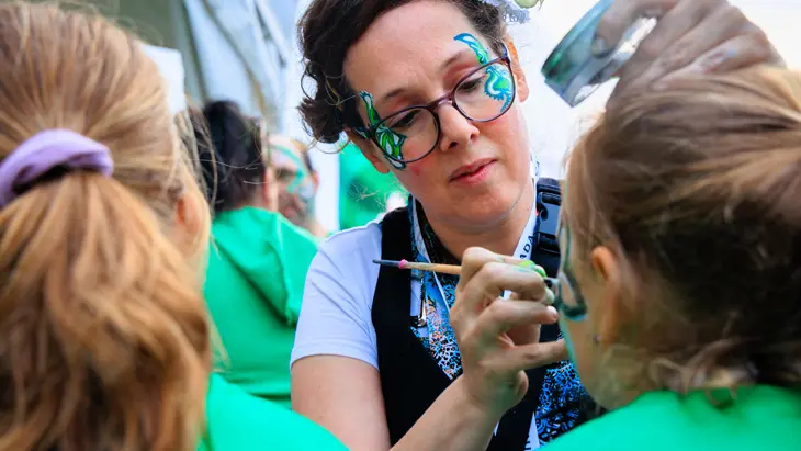 オタワのフランコ・オンタリオフェスティバルで子供たちがフェイスペイントを楽しんでいます。