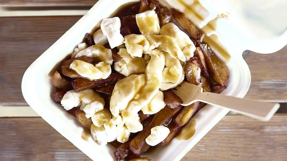 Un plat de poutine à emporter de la fromagerie St. Alberts.