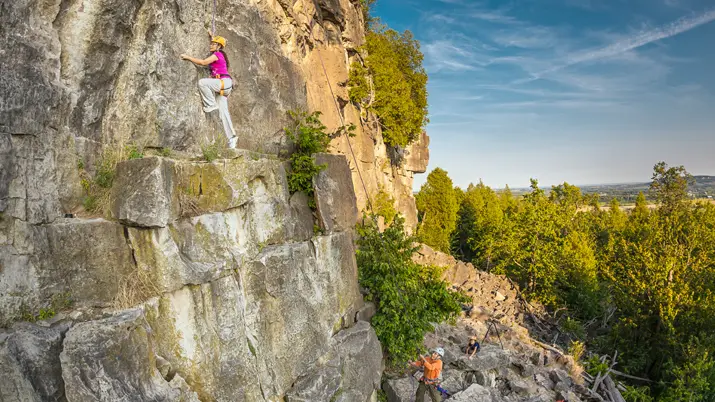 야외 바위를 오르는 여성