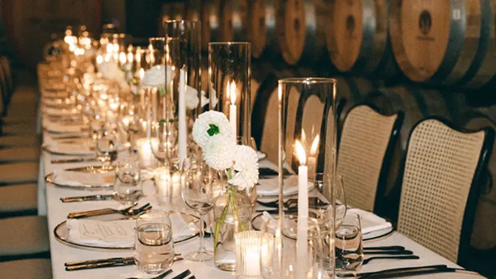 Une longue table décorée pour un mariage chic à l’établissement vinicole Two Sisters.
