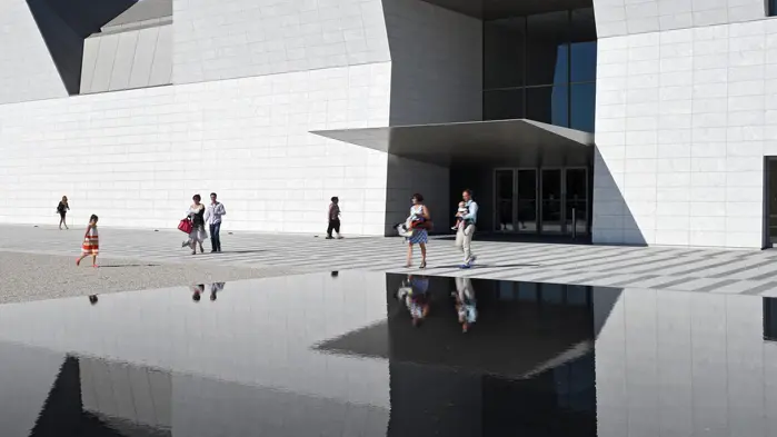 Menschen vor dem Eingang des architektonisch beeindruckenden Aga Khan Museums in Toronto.