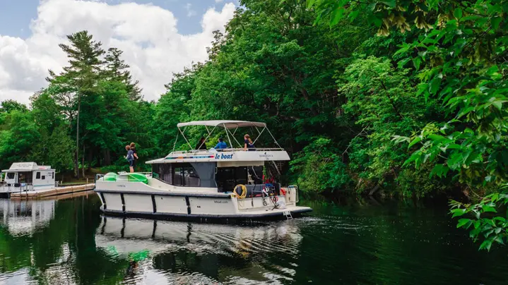 승객들은 Le Boat에서 하우스보트를 대여해 리도 운하를 따라 여유로운 크루즈를 즐깁니다.