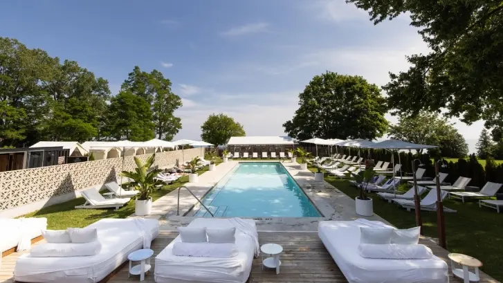 Liegestühle umgeben einen Pool im Lakeside Motel