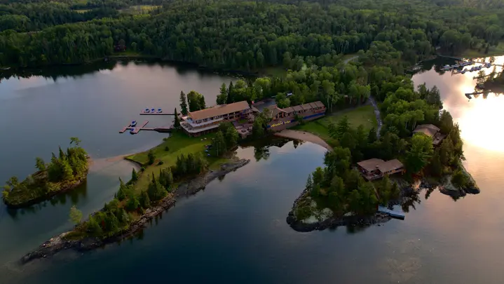 Vue aérienne du luxueux pavillon de pêche Yellowbird et de ses chalets sur le lac des Bois.