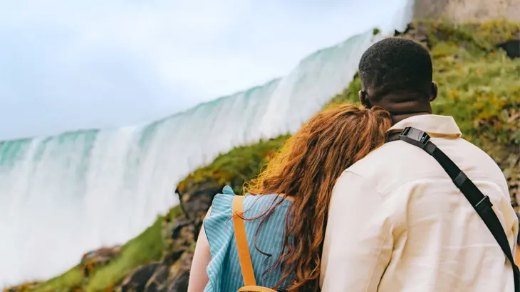 ナイアガラの滝を眺めるカップル