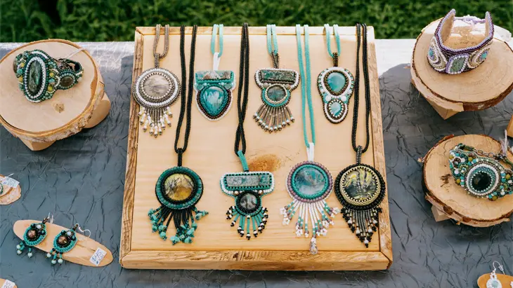 ブレイスブリッジで開催されたマスコーカ アート &amp; クラフツ サマー ショーで、手作りのビーズネックレスやペンダントが展示されました。