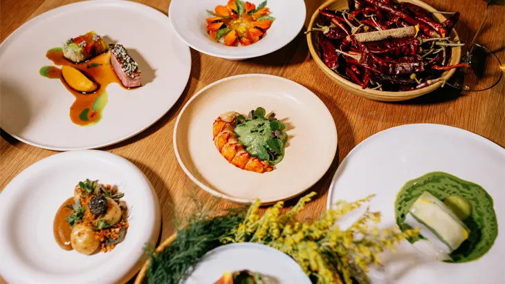 Gourmetgerichte im Restaurant Pearl Morissette in Jordan Station, Ontario, mit saisonalen Zutaten und eleganter Präsentation.