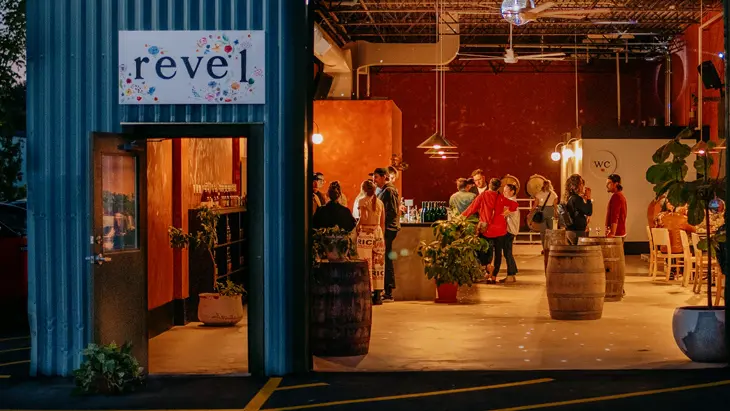 Revel Cider Bar bei Nacht.