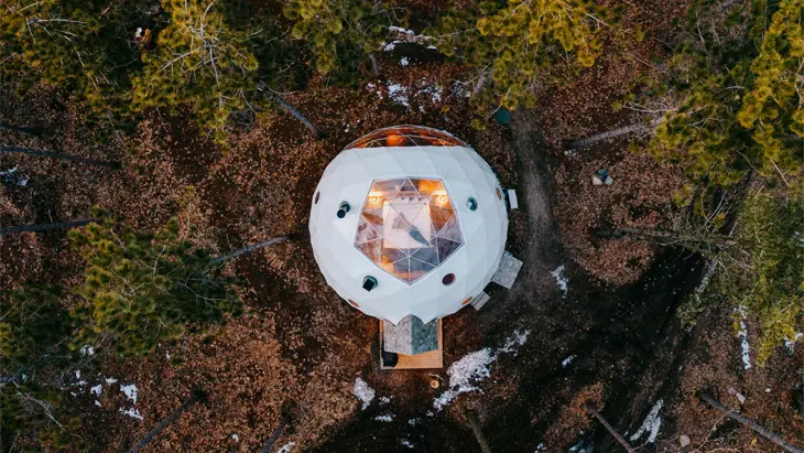 透明な天井を持つ白い幾何学的なドームの航空写真。