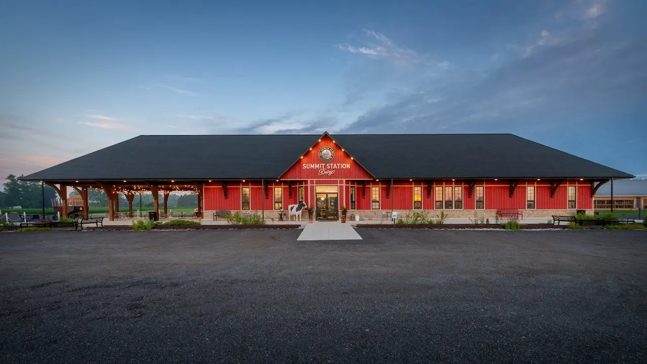 Extérieur de Summit Station Dairy Farm.