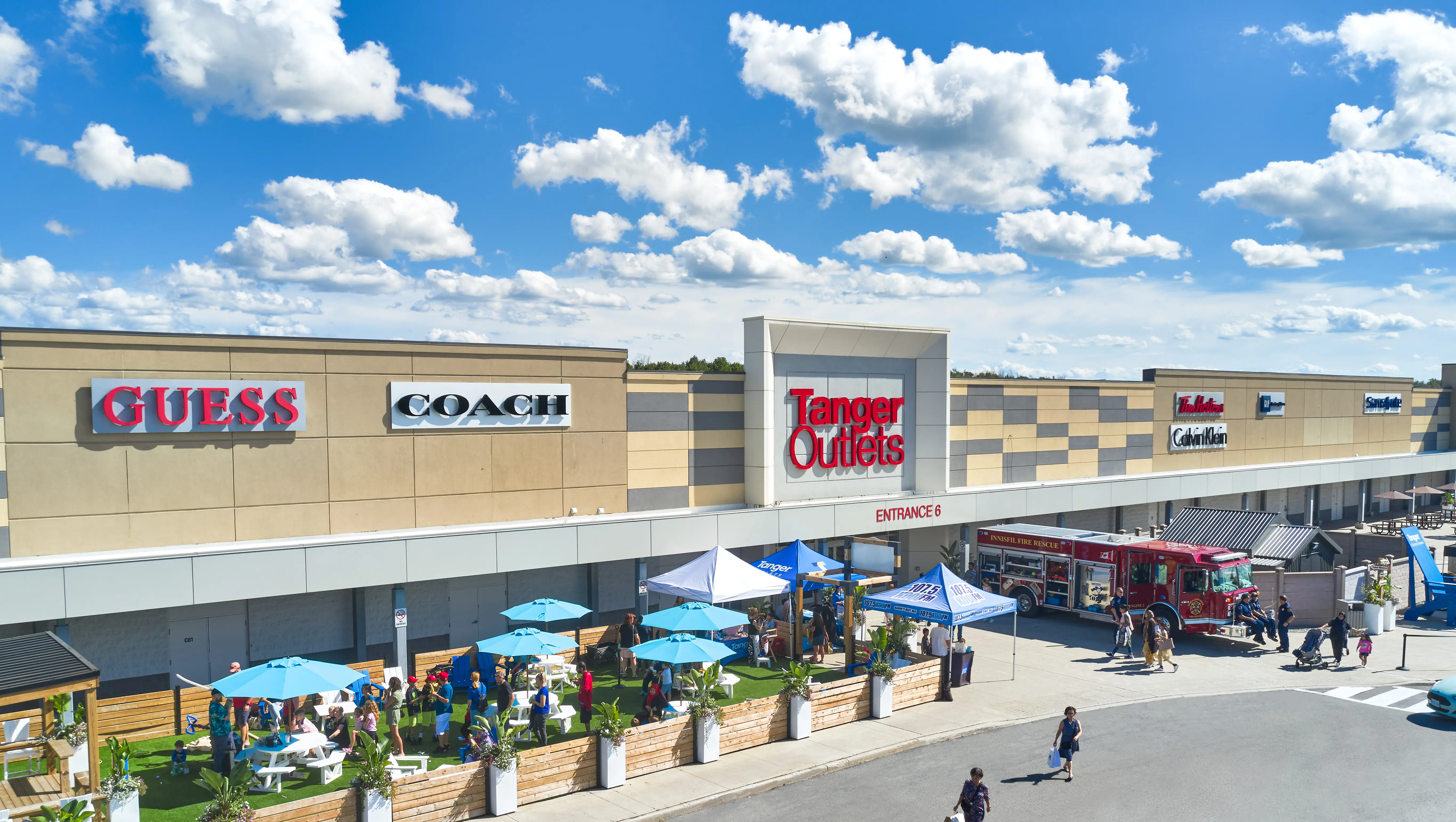 Exterior del centro comercial Tanger Outlet en un día soleado.