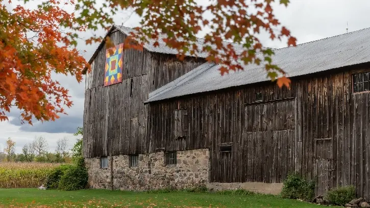 A barn with a quilt design on the front.