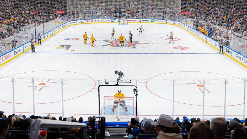 Los espectadores miran un partido de hockey del fin de semana de estrellas de la NHL en el Scotiabank Arena en el centro de Toronto.