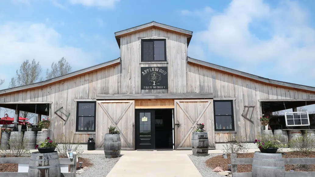 La entrada principal a la sala de catas rústica del granero en la bodega Applewood Farm Winery.