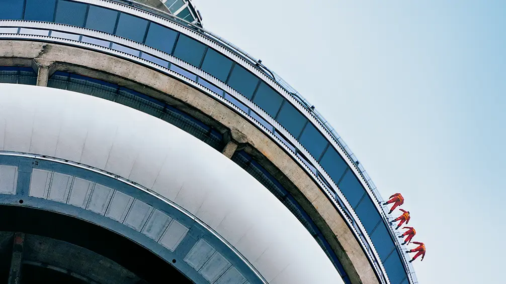 Vier Personen sind bei der EdgeWalk-Tour am äußeren Rand des CN Tower in Toronto befestigt.