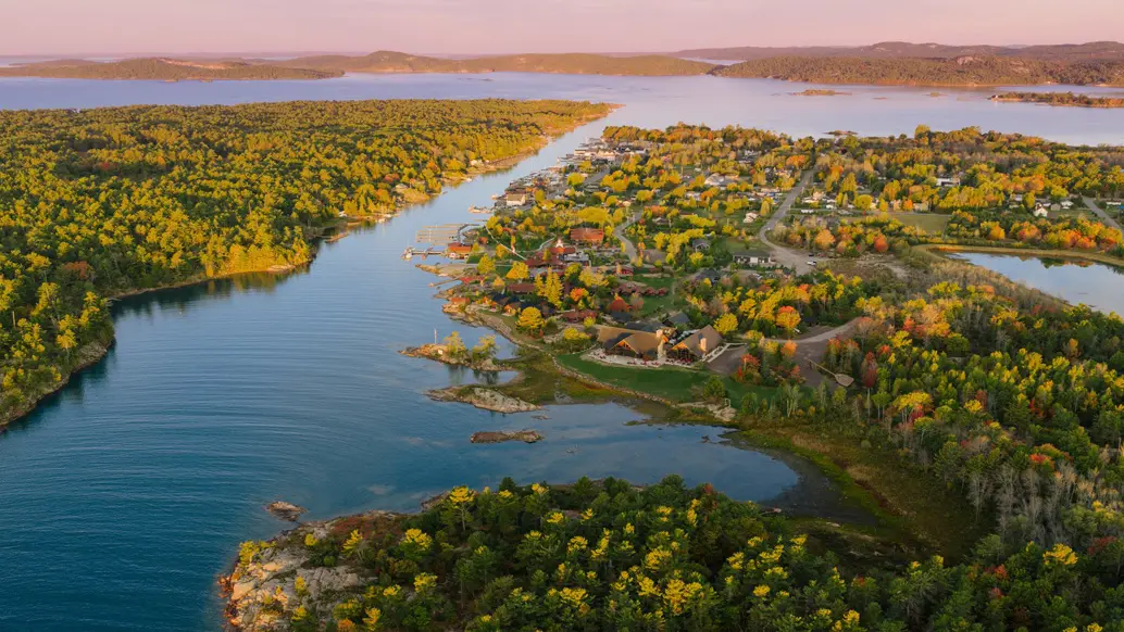 Luftaufnahme des Dorfes Killarney, das an den Ufern der Georgian Bay liegt und von üppigem Wald umgeben ist.