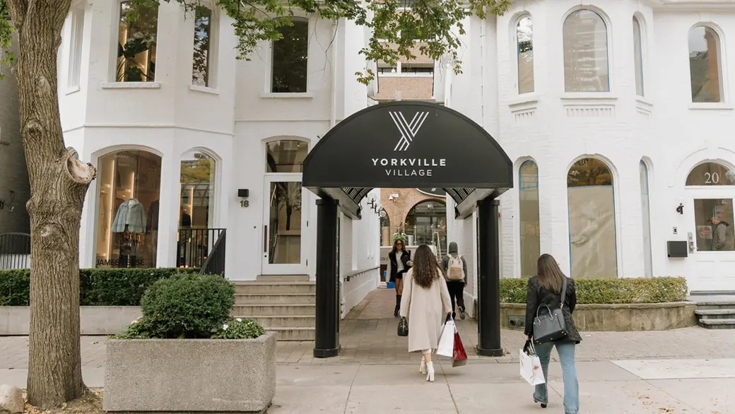 Los compradores entran y salen de un pequeño centro comercial ubicado en un edificio victoriano en Yorkville, Toronto.