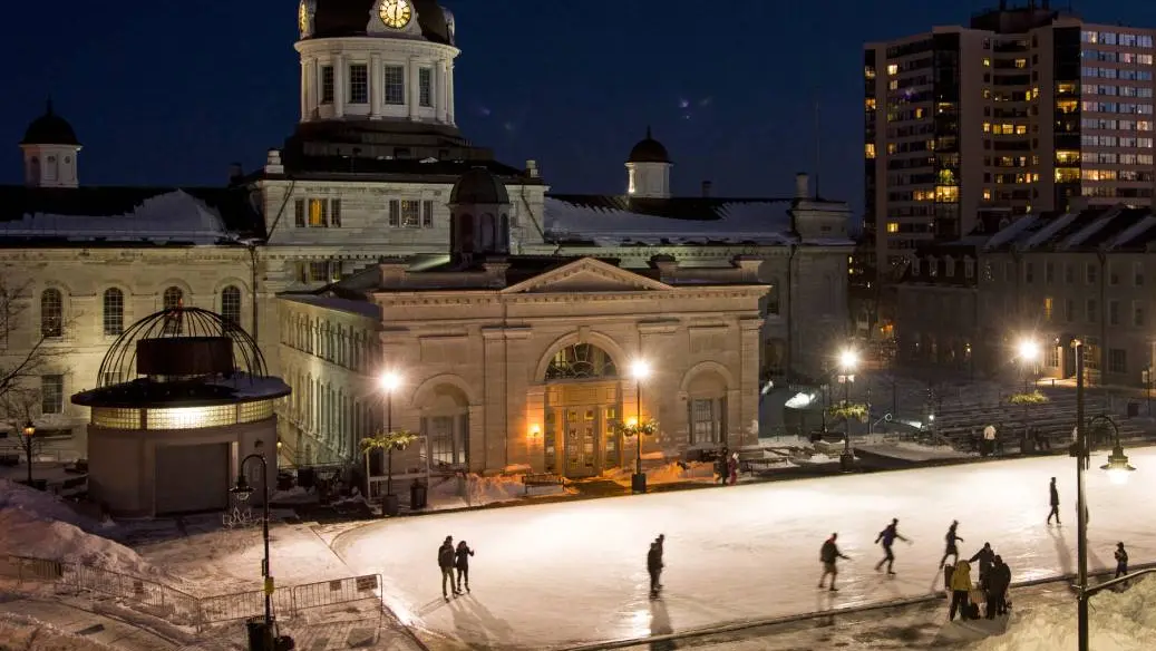 Des couples et des amis profitent du patinage en soirée sur la patinoire de Springer Square à Kingston.