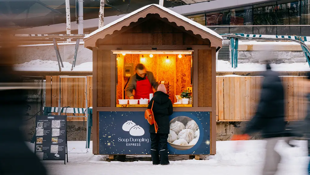 Un vendeur ambulant propose des raviolis à la vapeur lors du festival hivernal Bal de Neige à Ottawa.