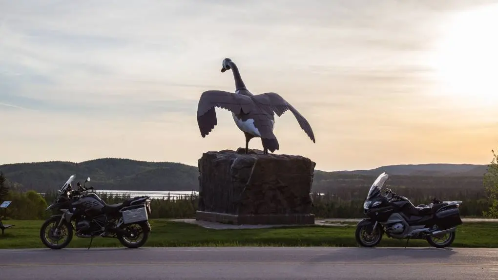 Deux motos stationnées de chaque côté de la célèbre statue d’outarde surplombant le lac Supérieur à Wawa (Ontario).