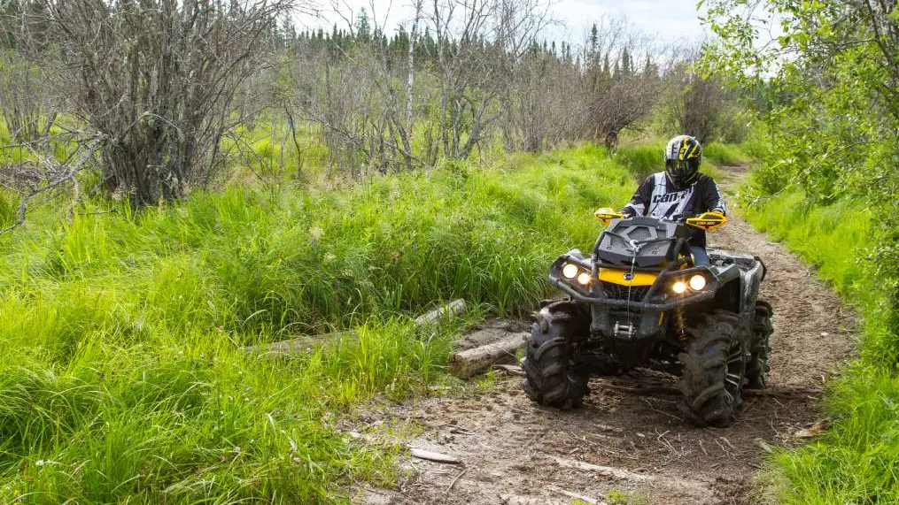 온타리오주 북동부 카푸스카싱 인근에서 한 ATV 운전자가 진흙탕 오지 길을 헤쳐나가고 있습니다.